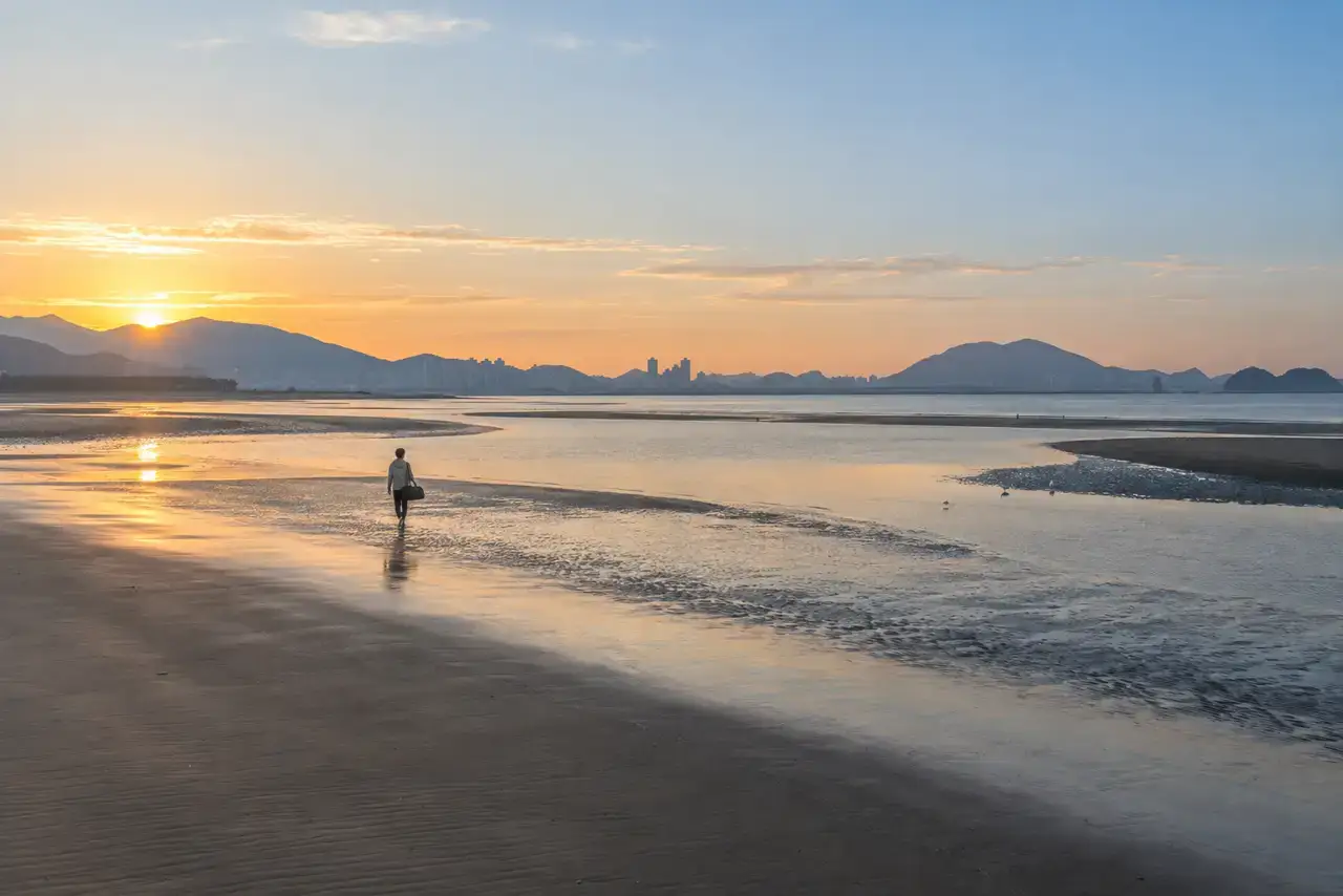 Dadaepo or Songdo? Choosing a Busan Base for Quiet Coastal Mornings